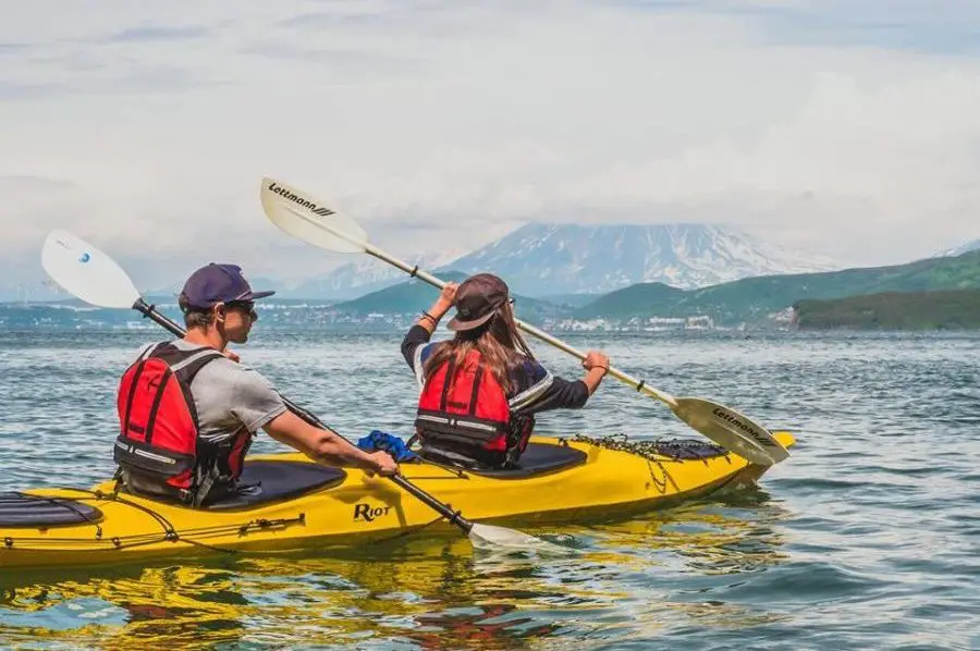 Explorer near. Петропавловск-Камчатский каякинг. Каяк в древности. Каякинг на Камчатке фото. Прокат каяков.