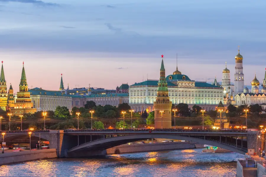 Буда россия. Московский Кремль ЮНЕСКО. 2006 Год Москва Кремль. Кремлевская набережная Москва на английском языке. Жить в Москве.