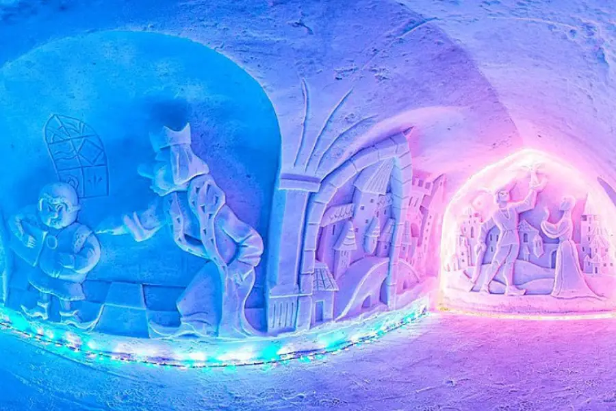 Northern Lights Murmansk tour Russia Kola Peninsula Snow village