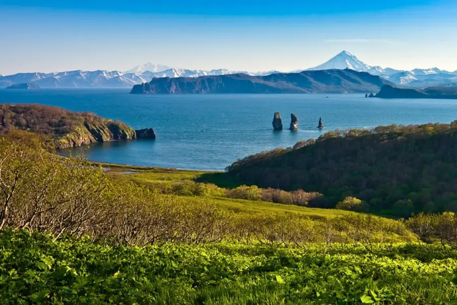 Kamchatka trekking tour Russia bears and volcanoes